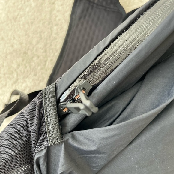 Lululemon Surge Run Backpack II *16L - Picture 10 of 14